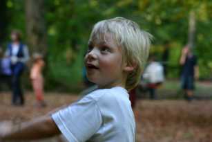 Dominik hilft backen